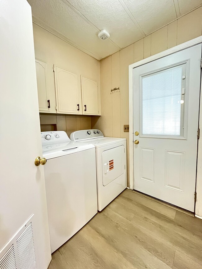 Building Photo - 39705 Manzanita Dr