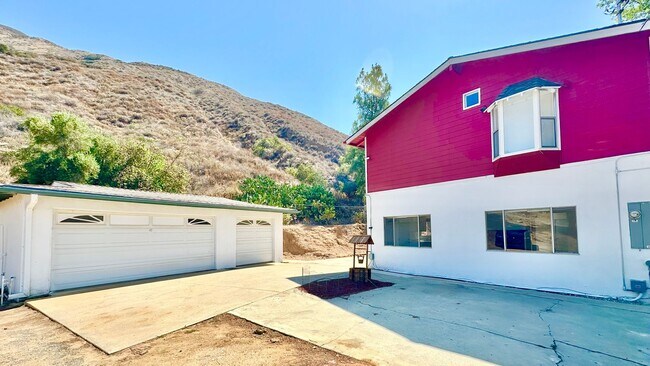 Foto del edificio - Nicely Updated Country Two-Story Home in the Beautiful Pauma Valley, with Detached Garage & Stunn...