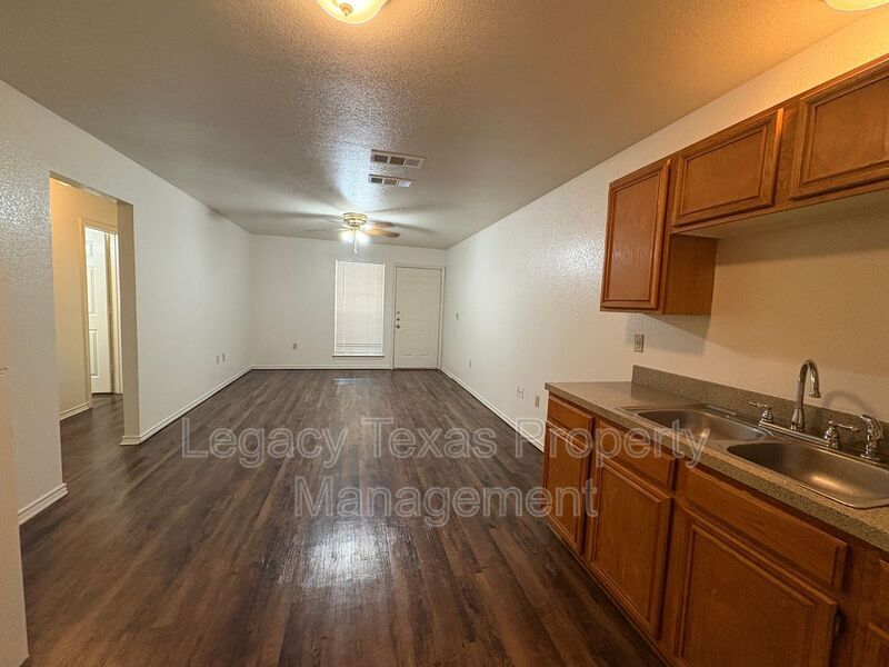 Primary Photo - 1112 Williams Ave