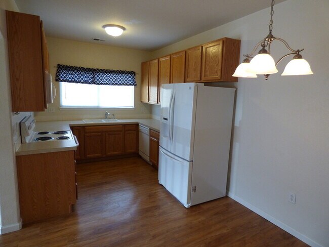 Building Photo - MUST SEE 2 Bed/2 Bath Condo in the Lakesho...