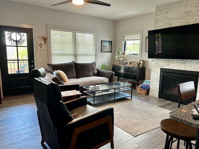 Foto principal - Charming 2-Bedroom with Granite Kitchen & ...