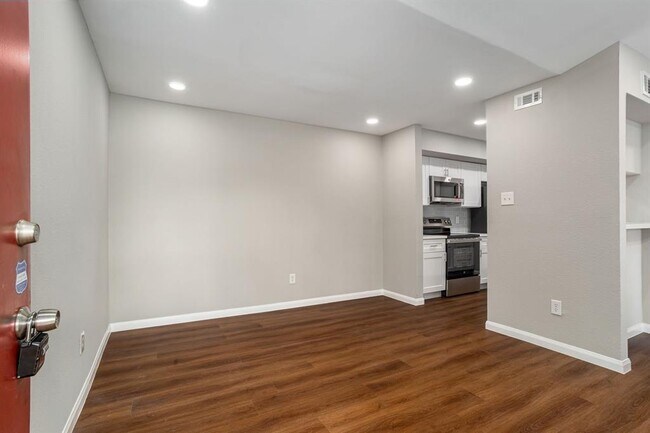 Building Photo - 2025 Augusta Dr