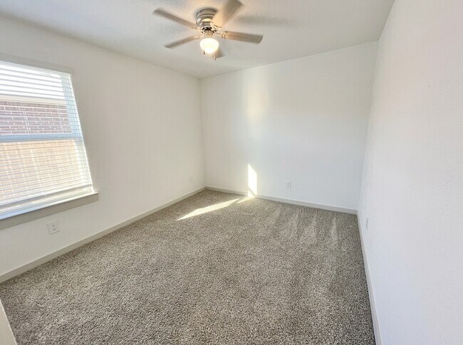 Foto del edificio - 6811 Fleetwood Crescent Wy