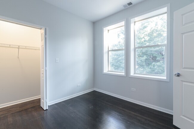 Foto del edificio - 5134 N Oakley Ave