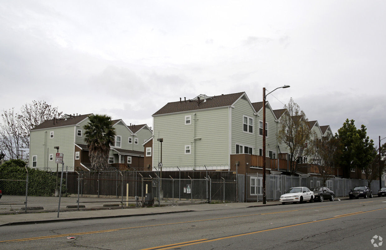 Foto del edificio - Kenneth Henry Court