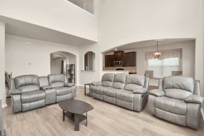 Foto del edificio - 2703 Lakecrest River Dr