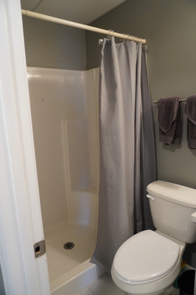 Bath With Stand-Up Shower - 6139 Oak Hill Dr