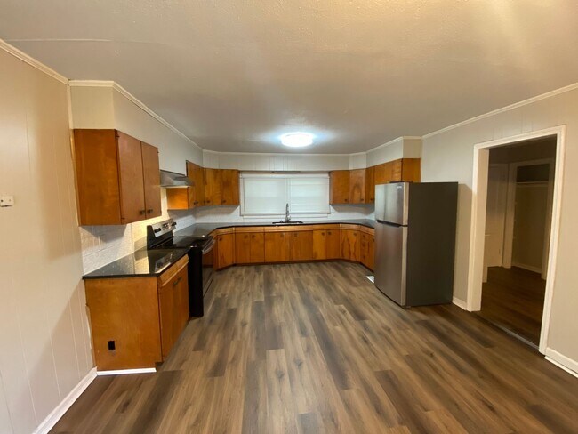 Building Photo - $950 - 2 bedroom / 1 bathroom home with a ...
