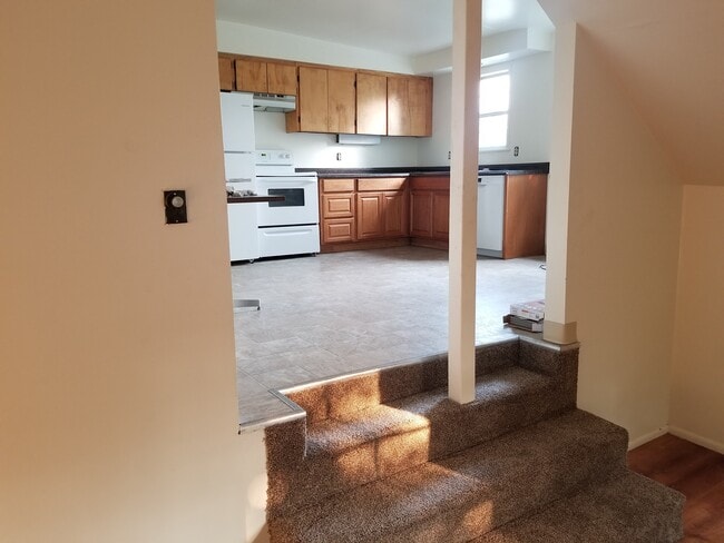 Building Photo - 627 NE Opal St