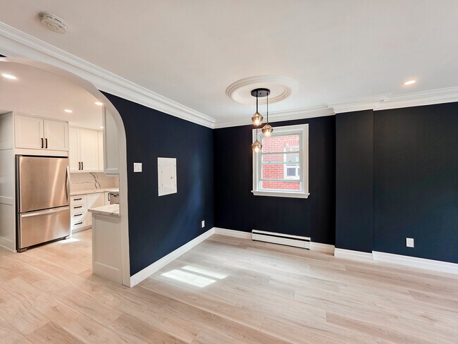 Building Photo - Beautifully Updated Main Floor Apartment (...