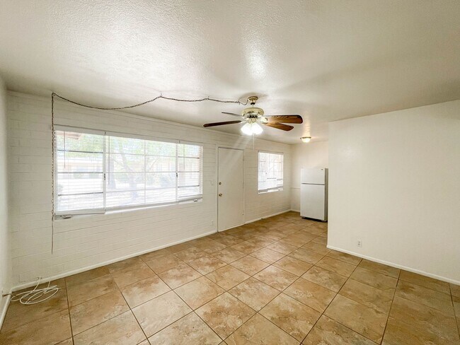 Building Photo - 2614 E Glenrosa Ave