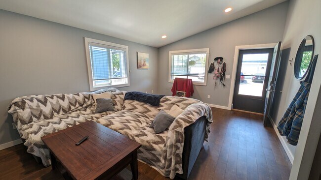 Foto del edificio - CUTE 3 bedroom Rambler with AC & PET FRIENDLY