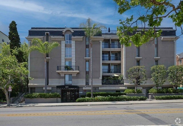 Building Photo - 585 N Rossmore Ave