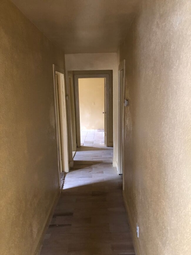 Building Photo - Large 4 Bedroom!