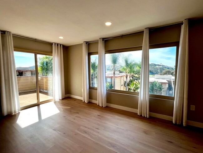 Building Photo - 6824 Hyde Park Dr