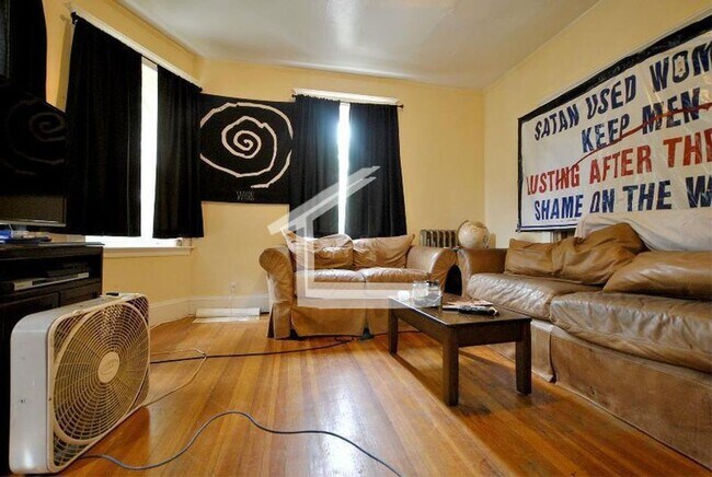 Building Photo - Large unit in Allston at a discounted price!