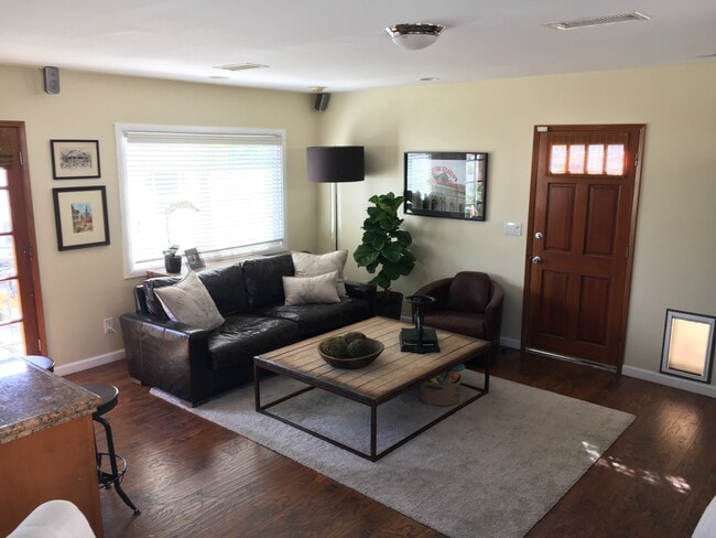 Living - 974 W 20th St