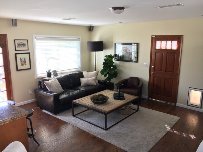 Viviendo - 974 W 20th St
