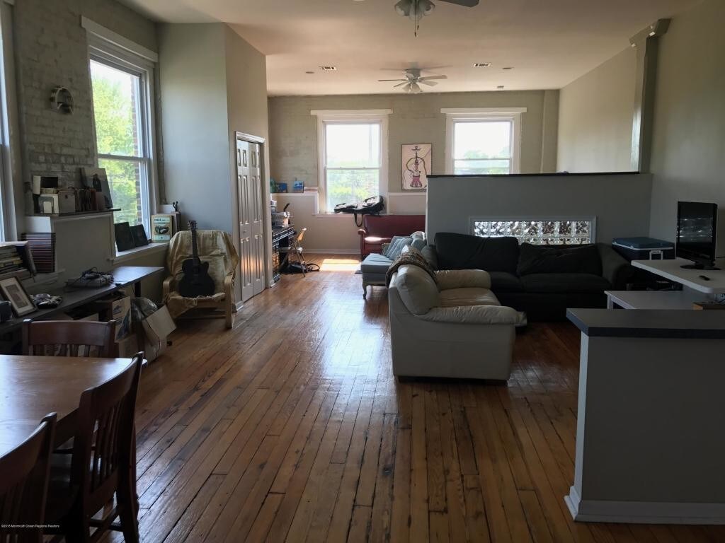 Primary Photo - 800 5th Ave