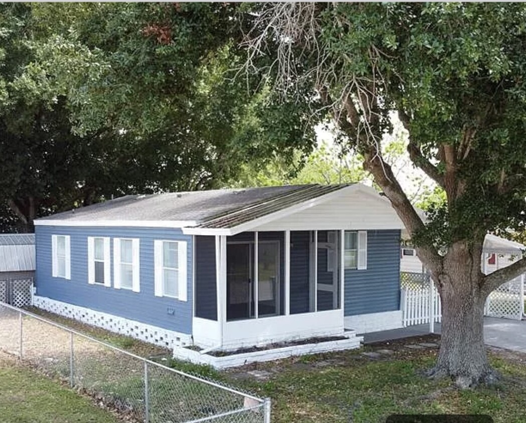 Foto principal - 444 Lazy Lake Dr W