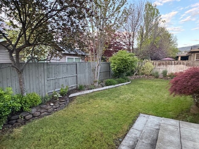 Foto del edificio - 3 BR + BONUS ROOM IN DESIREABLE SOUTHEAST MEDFORD