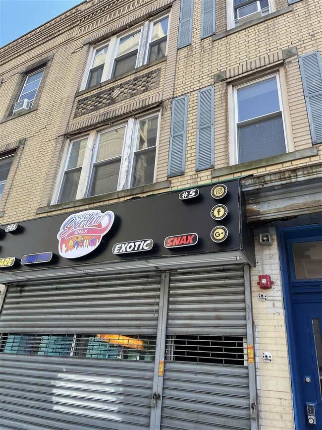 Foto del edificio - 745 Newark Ave