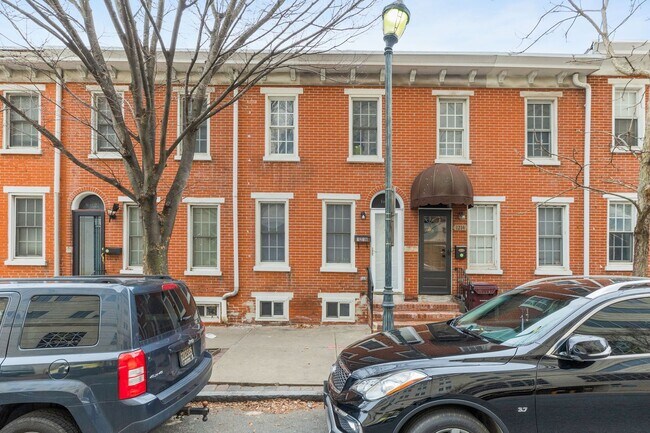 Building Photo - Pet Friendly 2 BR townhouse