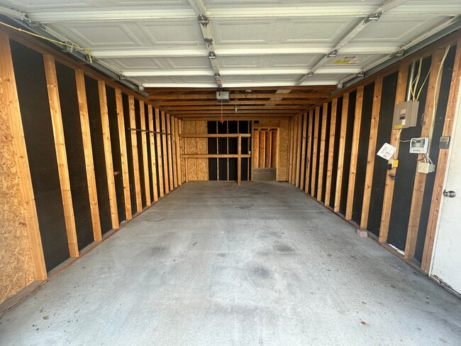 Building Photo - Two bedroom, One bathroom, Pet Friendly Ho...