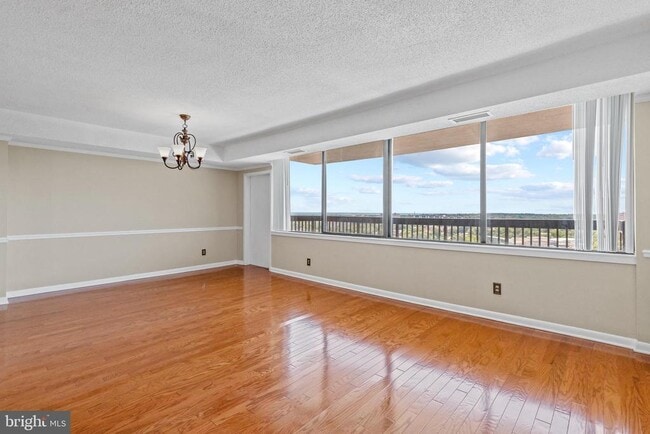 Foto del edificio - 3709 S George Mason Dr