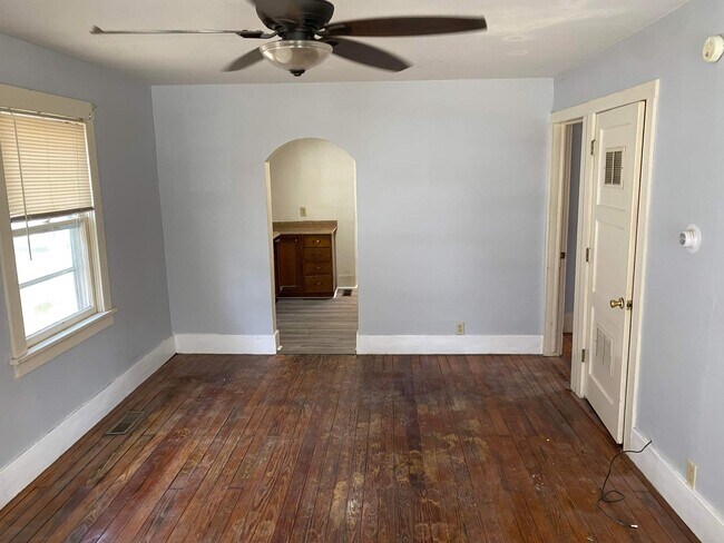 Living room - 304 E 8th Ave