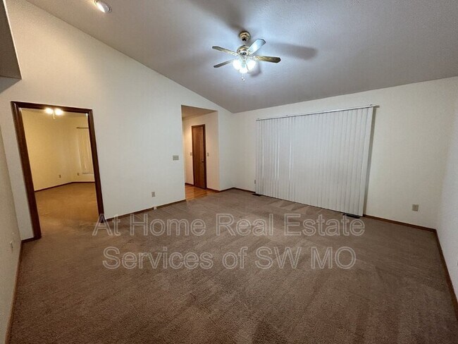 Foto del edificio - 121 Oakwood Dr