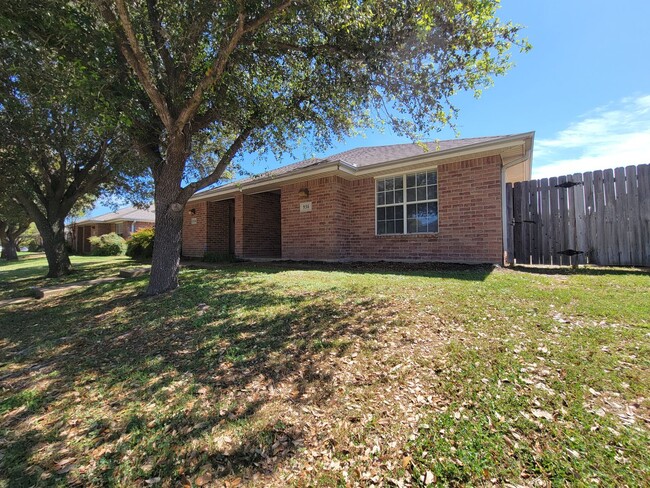 Building Photo - College Station - 3 Bedrooms / 2 bath / Fe...