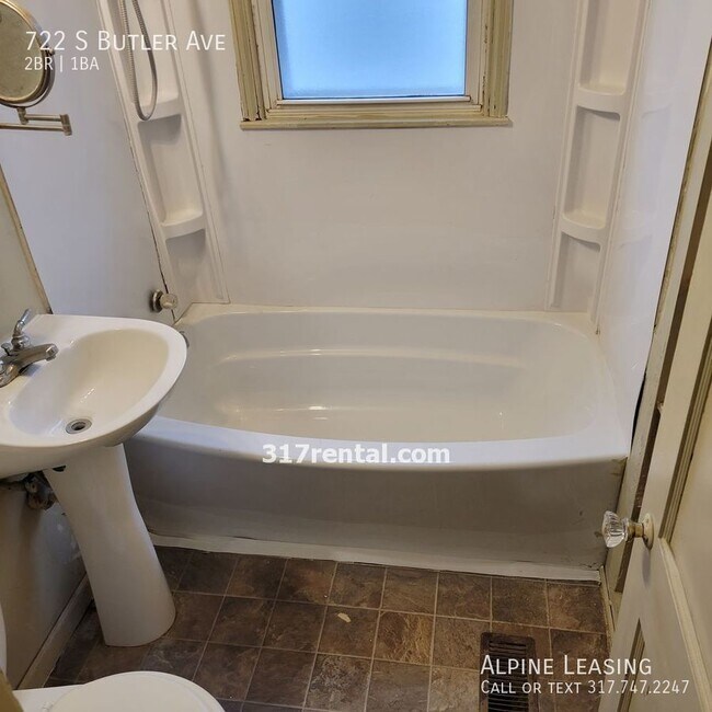 Building Photo - SOUTHEAST 2BR/1BA!