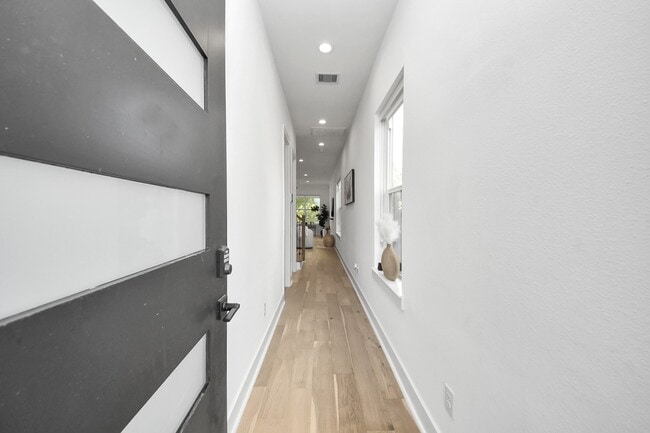 Building Photo - 830 E 40th St
