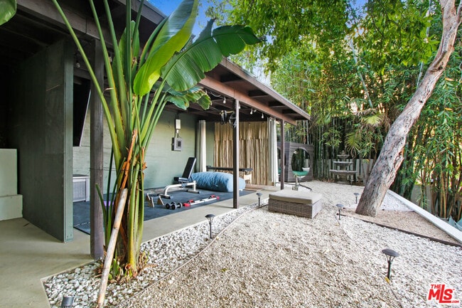 Foto del edificio - 8343 W Sunset Blvd