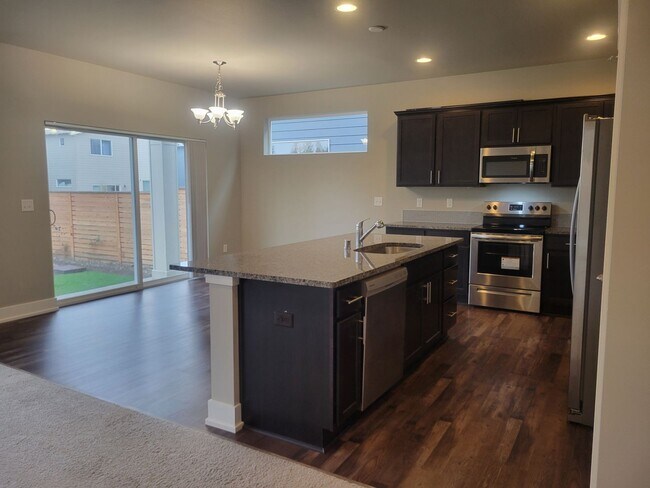 Foto del edificio - Beautiful 3 bd 3 bath newer home