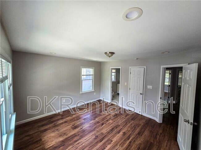 Building Photo - 257 Barfield Ave SW