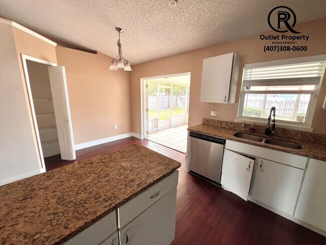 Foto del edificio - Beautiful 3 Bedrooms, 2 Bathrooms, 2 Car G...