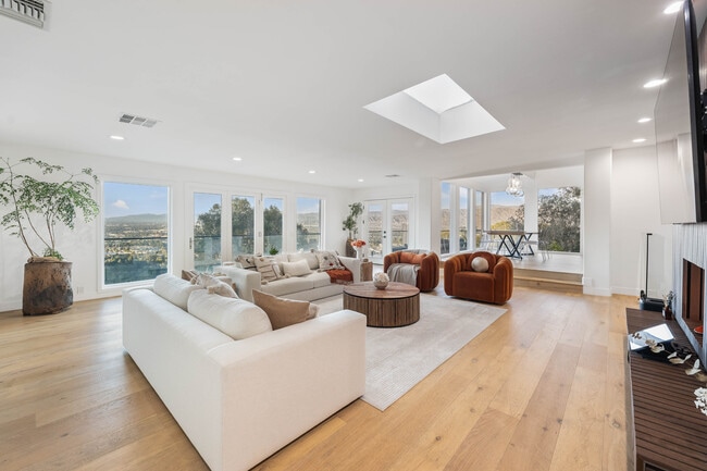 Living Room - 3541 Multiview Dr