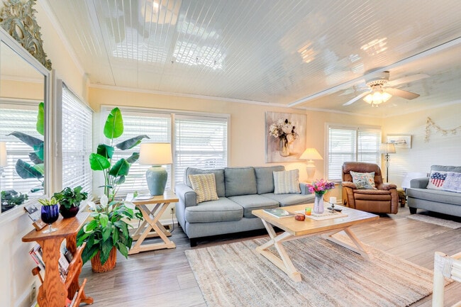 Building Photo - 670 N Green Cir