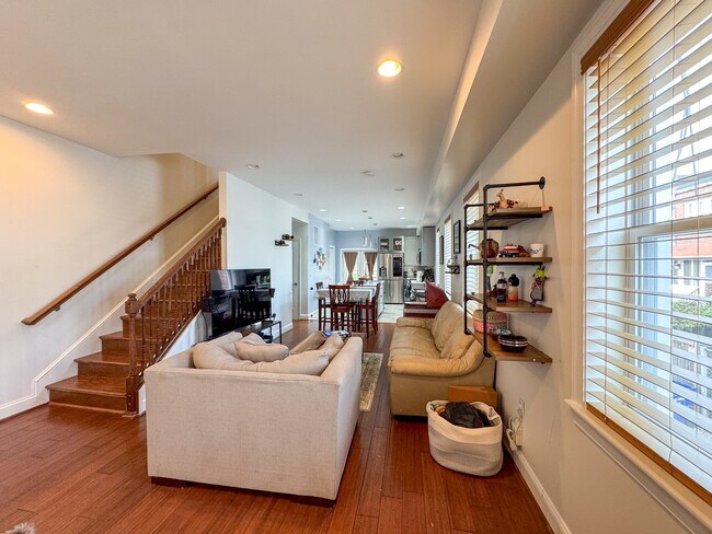 Building Photo - 707 Tewkesbury Pl NW