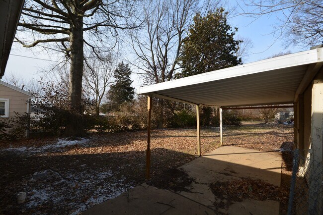 Foto del edificio - 2 Bedroom 1 Bathroom House with a Fenced-in Yard!