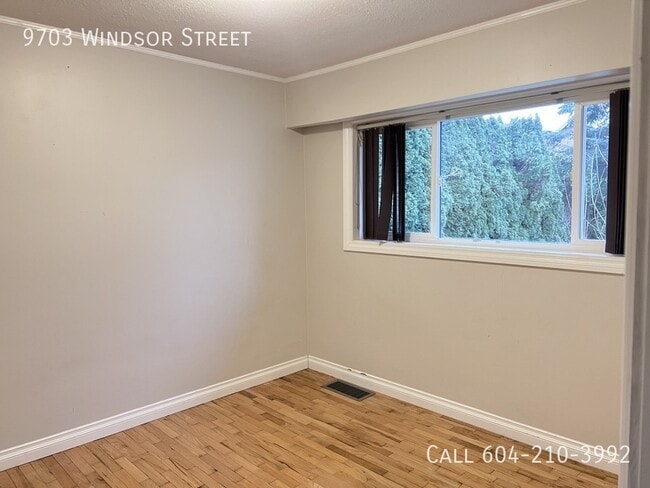 Building Photo - Bright Duplex Unit with Big Yard!