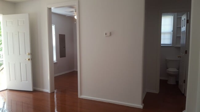 Building Photo - 2 Bed 1 Bath close to the University