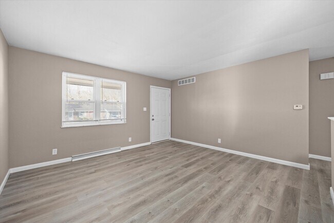 Building Photo - 12 Manor Dr