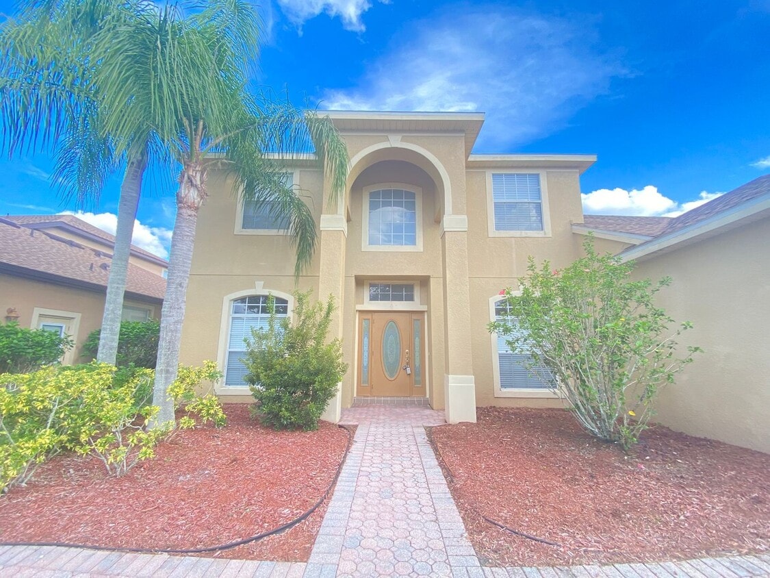 Foto principal - 5 Bedroom / 3 Bath Home in Cypress Lake, A...