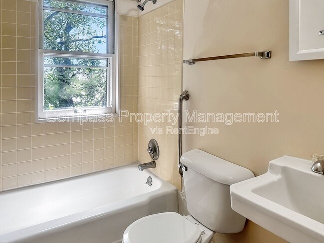 Building Photo - 2717 S Burdick St