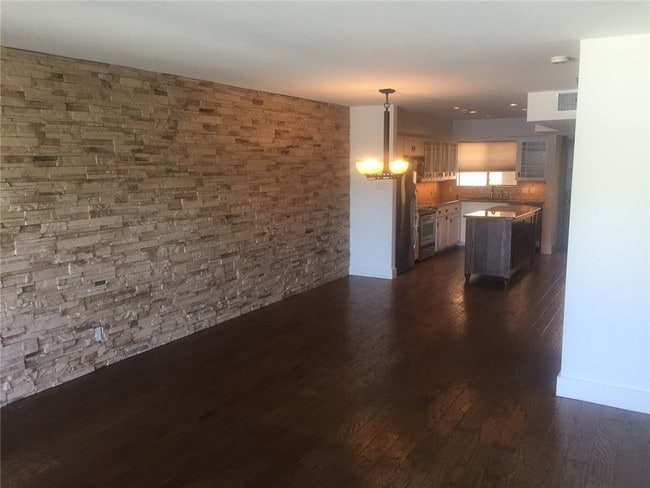 Building Photo - 1500 Scenic Dr