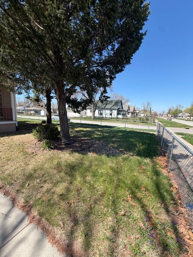 Foto del edificio - Spacious 4 Bedroom 2 Bathroom House on West End!