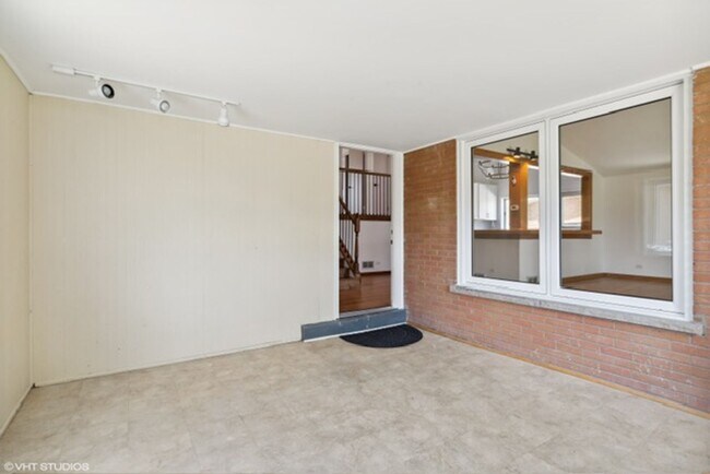 Building Photo - 403 E Lake Ave